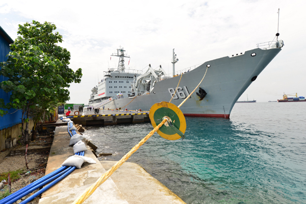 海军长兴岛船抵达马累港开始向当地民众供水