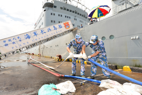 海军长兴岛船抵达马累港开始向当地民众供水
