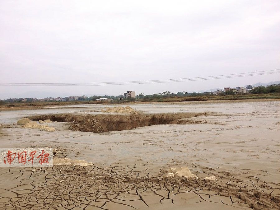 平南县一村庄接连发生多次地陷