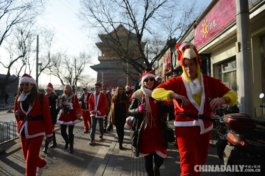 两百名“圣诞老人”闹京城