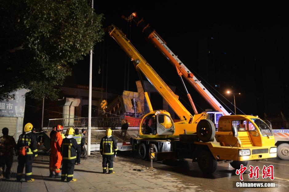 长沙一过街天桥被货车撞整体坍塌 货车司机死亡