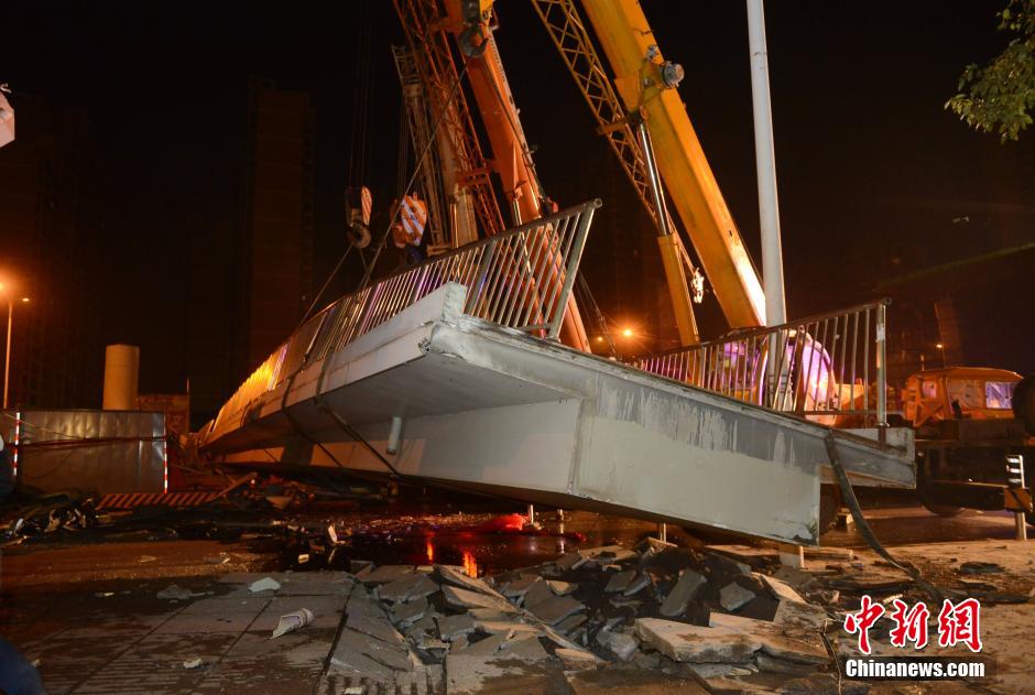 长沙一过街天桥被货车撞整体坍塌 货车司机死亡