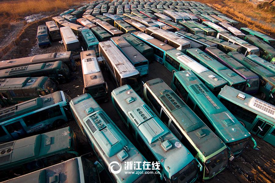 杭州现公交车“坟场”