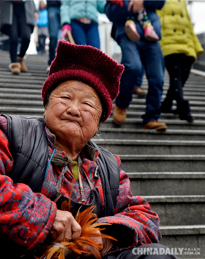 成都86岁婆婆寒风中卖鸡毛毽为儿子赚医疗费