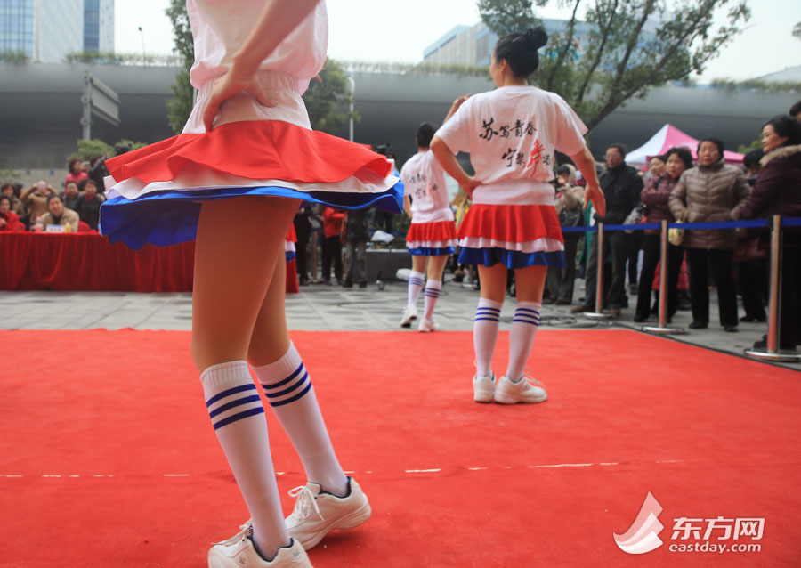 寒风中的广场舞：上海大妈短裙上阵也是蛮拼的