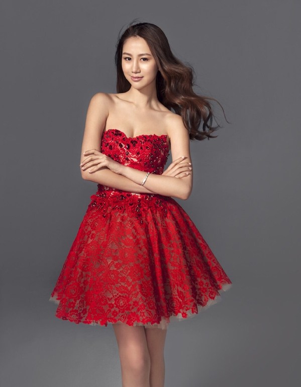 陈露发布性感写真 优雅红裙尽显知性美