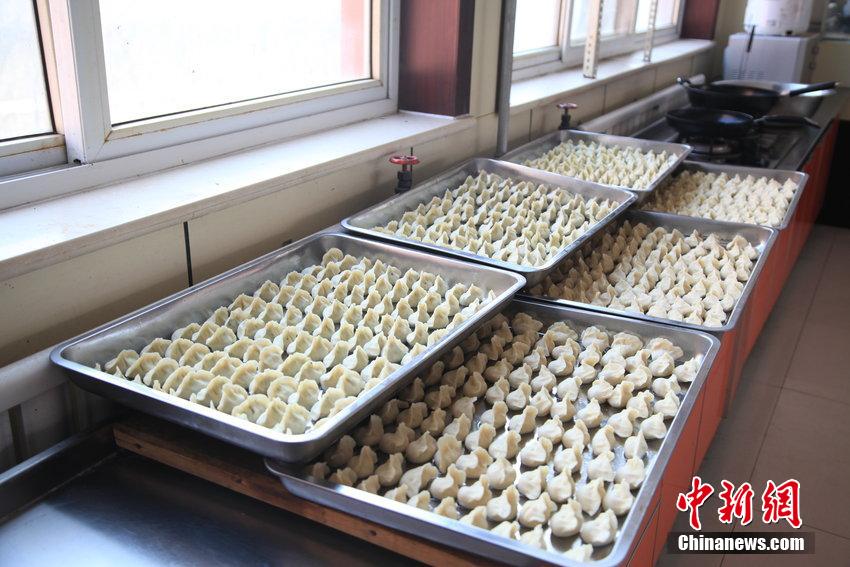 平安夜 班主任包1200个饺子送学生做礼物