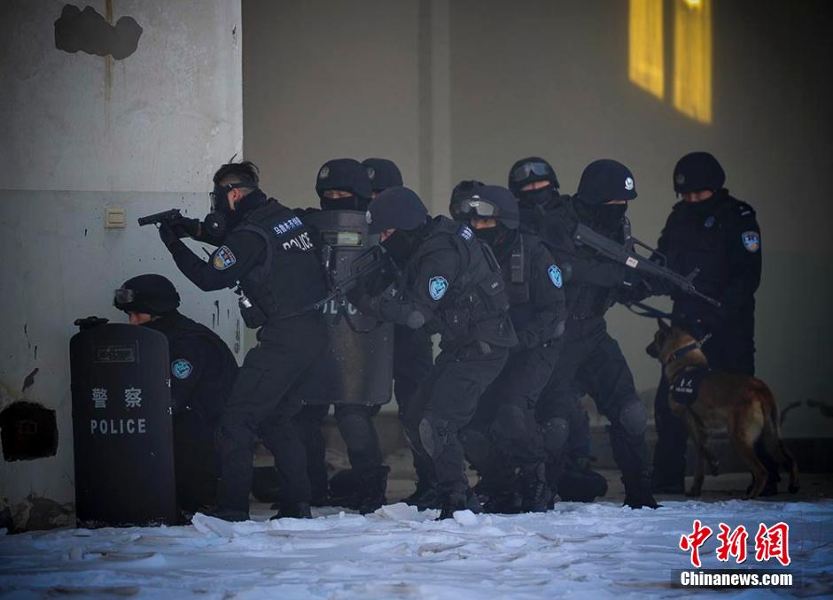 乌鲁木齐特警举行反劫持演练