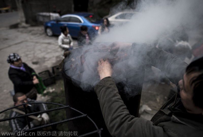 重庆街头“烽烟四起” 年末熏肉季满城飘香
