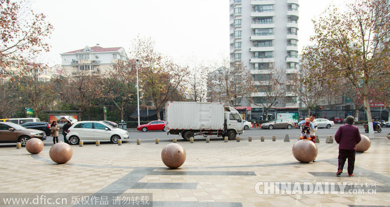 南京一高档小区外放百来个障碍物防广场舞
