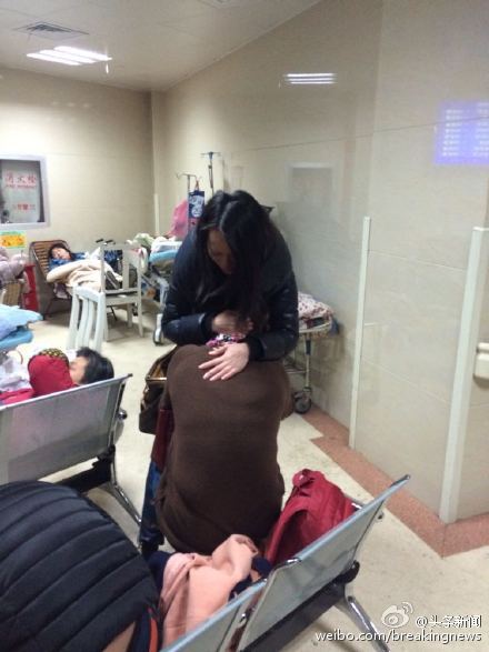 上海外滩踩踏事故医院现场：痛哭的家属