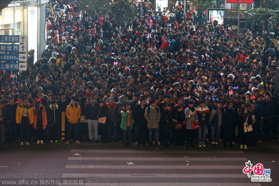 上海新年夜发生踩踏致36死47伤（事故全程）