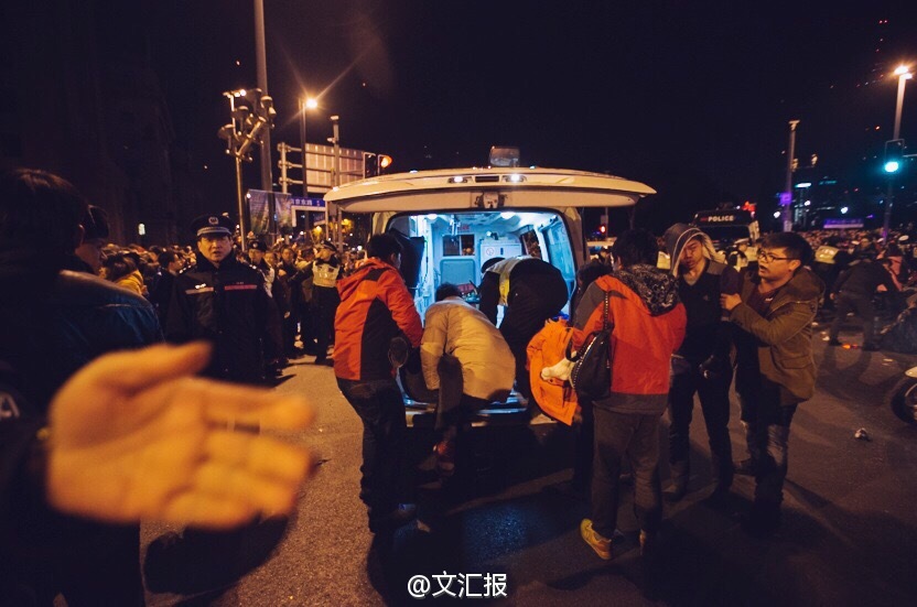 上海新年夜发生踩踏致36死47伤（事故全程）