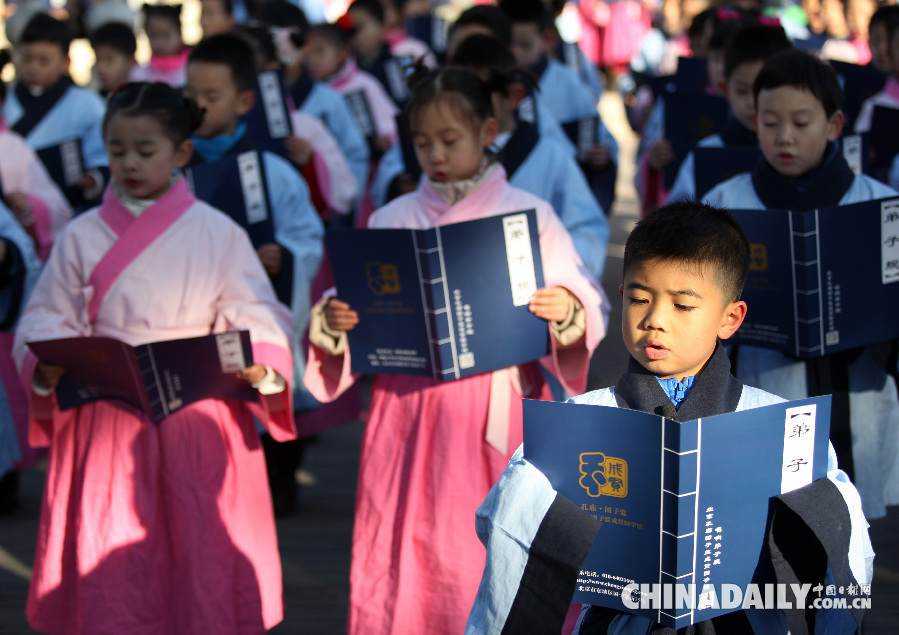 北京小学生国子监齐诵国学经典迎新年