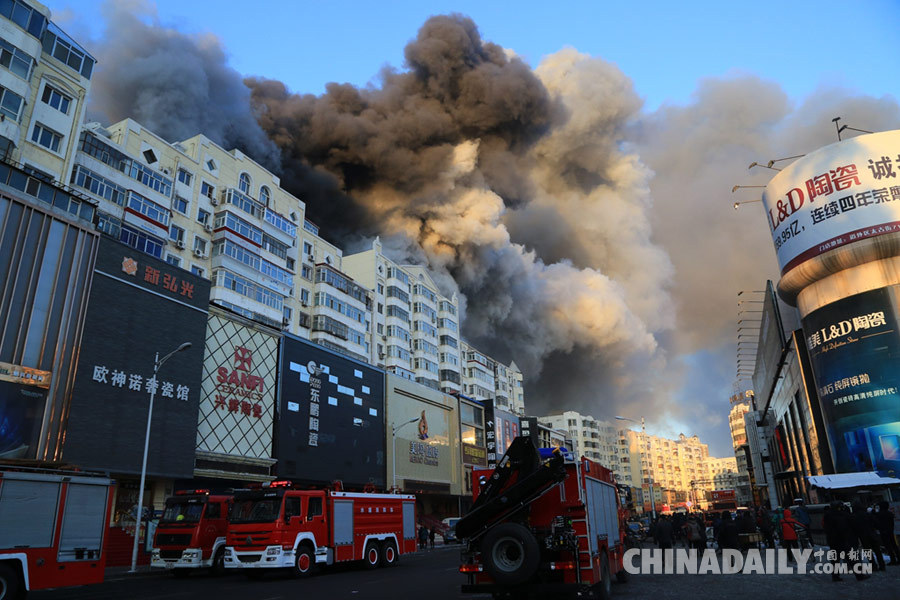 哈尔滨一仓库发生火灾 持续燃烧4个多小时