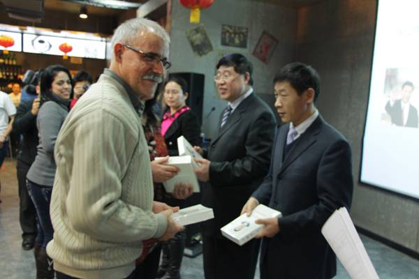 吉林省政府举办向外国专家赠送《习近平谈治国理政》等图书活动