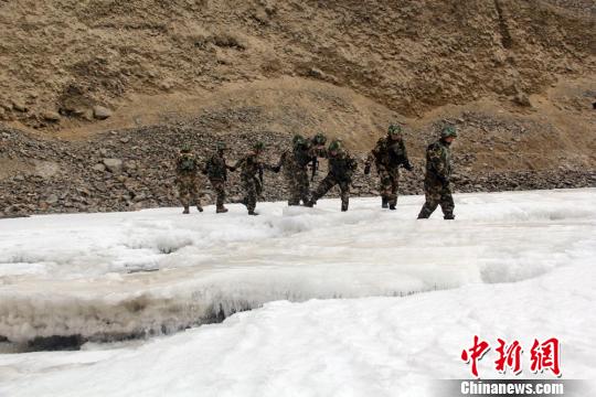 新疆边防高原官兵踩落石趟冰河穿越“死亡峡谷”
