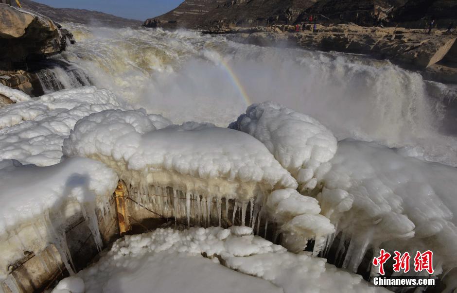 黄河壶口形成冰瀑 气势磅礴宛如冰雕