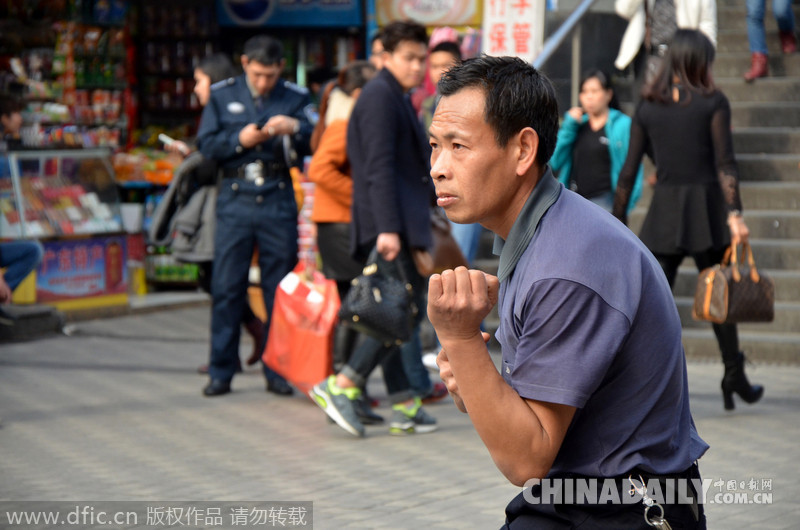 广州一男子醉酒后当街脱衣打“猴拳” 路人纷纷驻足围观