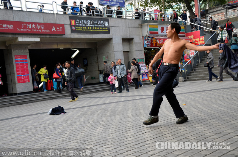 广州一男子醉酒后当街脱衣打“猴拳” 路人纷纷驻足围观