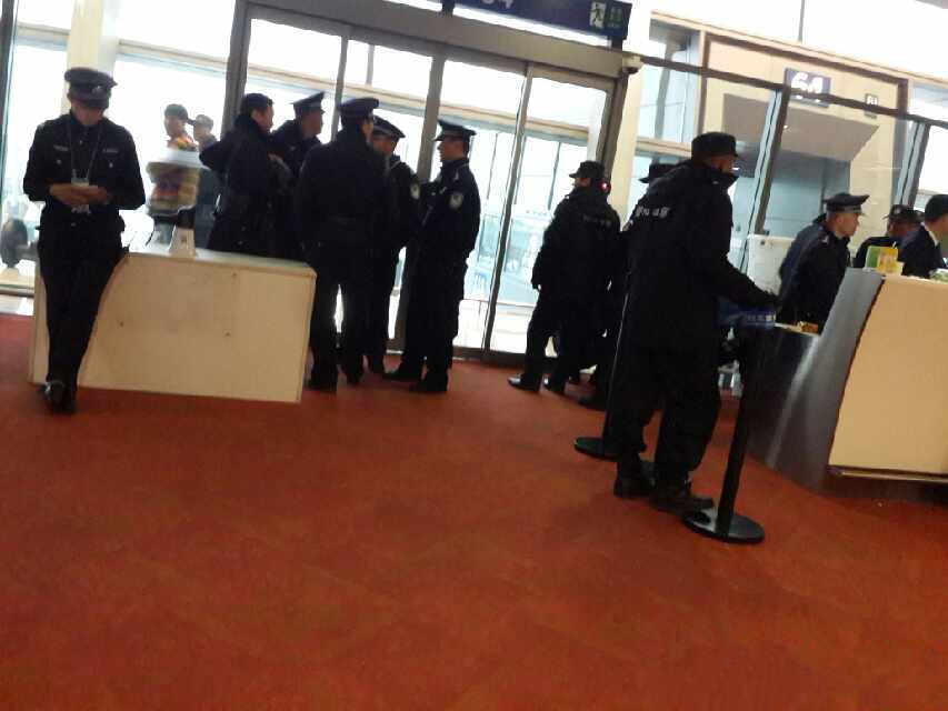 昆明机场航班延误 25名乘客强行打开逃生门被调查