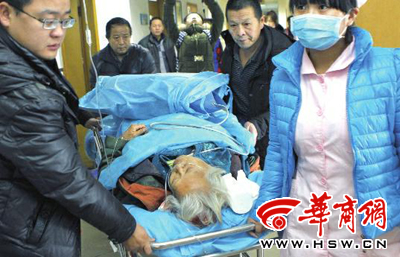 西安：86岁老太为领一个免费白菜 摔倒昏迷(图)