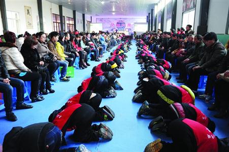 上海一学校办孝敬节 800学生一齐跪拜父母(图)