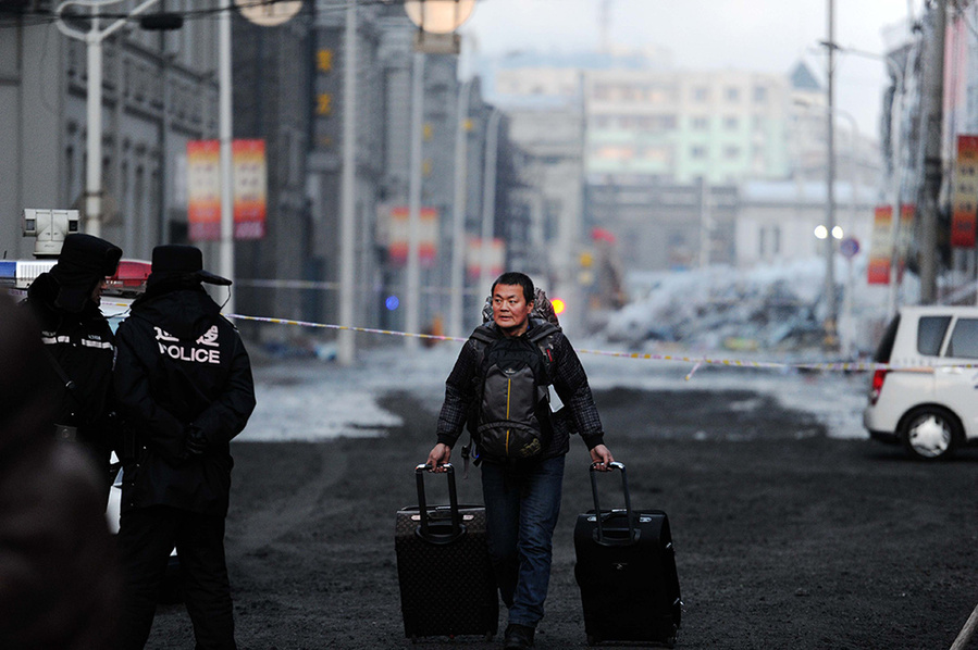 哈尔滨“1·2”大火受灾群众首次返家清运
