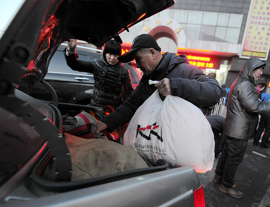 哈尔滨“1·2”大火受灾群众首次返家清运