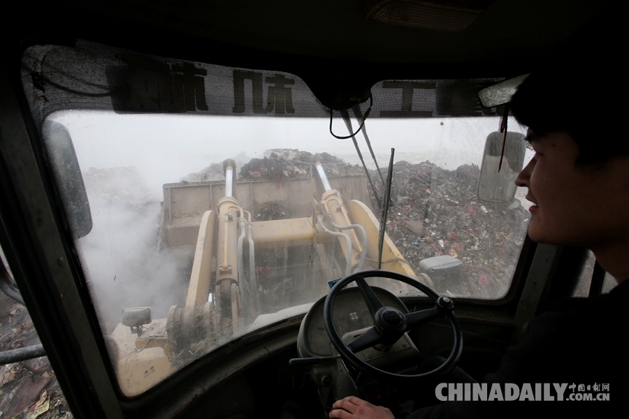北京朝阳一处大型垃圾站持续自燃