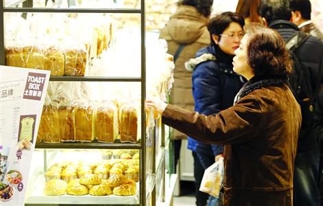 上海面包悄然涨价 市民直呼“吃不消”(图)