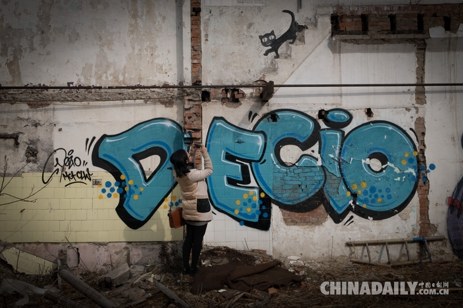 法国艺术家在上海石库门废墟内涂鸦