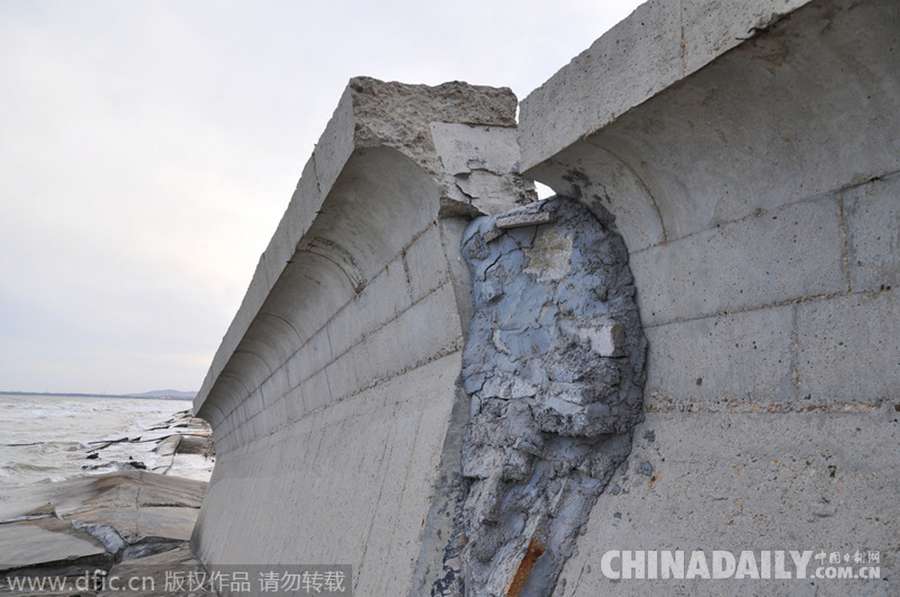 山东日照：沿海防潮堤垮塌数百米 石块代替钢筋村民质疑“豆腐渣”