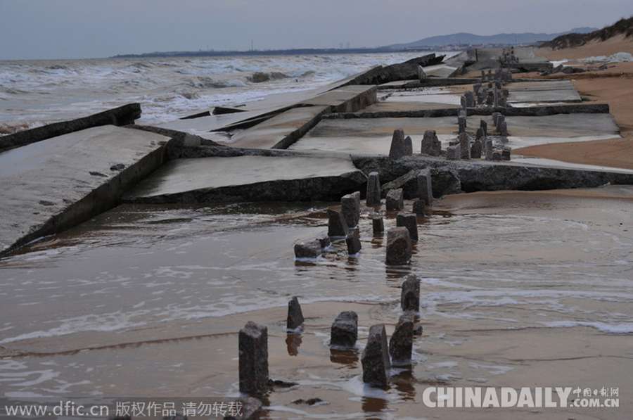 山东日照：沿海防潮堤垮塌数百米 石块代替钢筋村民质疑“豆腐渣”