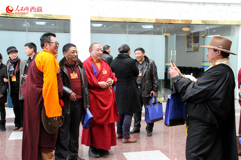 组图：西藏政协十届三次会议闭幕 委员手机留影