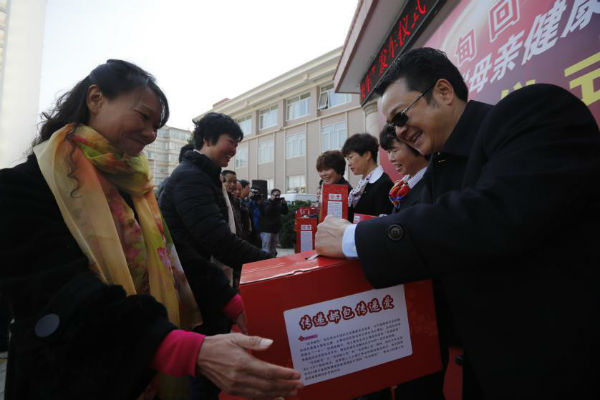 新华保险向云南鲁甸地震灾区捐赠“母亲健康快车”和“母亲邮包”