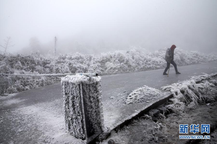 重庆黔江遭遇雨雪冰冻天气
