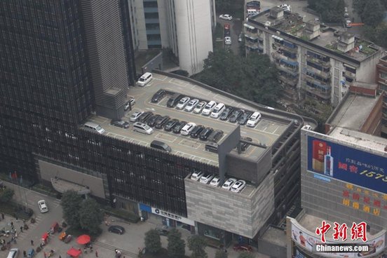 重庆一楼顶平台建停车场缓解停车难