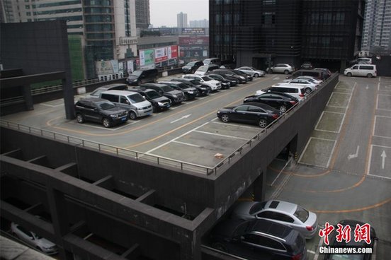 重庆一楼顶平台建停车场缓解停车难
