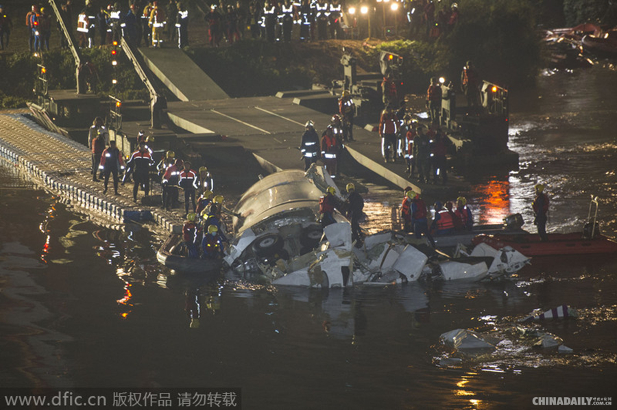 台湾坠机事件深夜搜救现场 罹难人数上升至31人