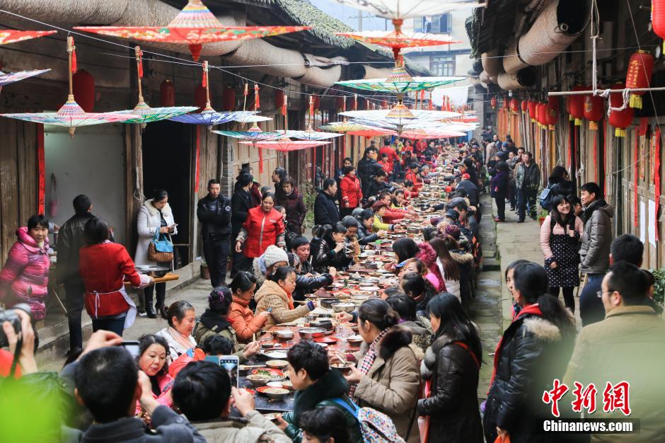 贵州古镇推出“千人长街宴”团年饭