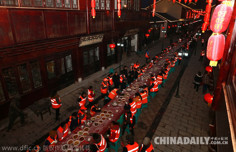 贵州1000名环卫工共享长桌宴 红红火火过小年