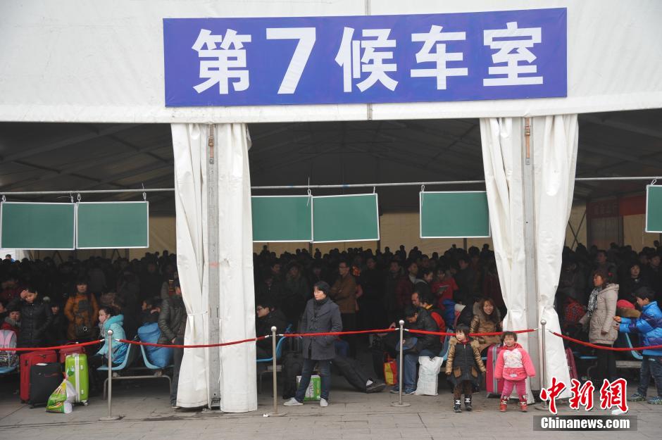 四川多地高速因大雾关闭 民众收费站外遛狗