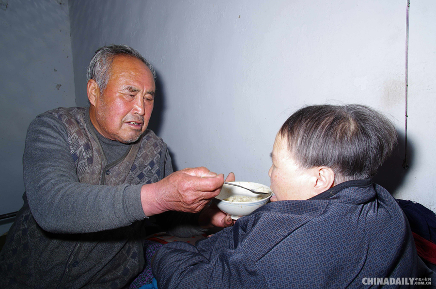 新疆：7旬老汉照顾瘫痪妻子 十载风雨兼程路