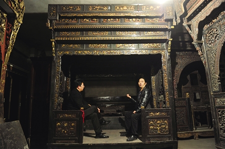 古代重庆土豪睡得有多任性？床头刻14只凤凰 自带椅子可打麻将