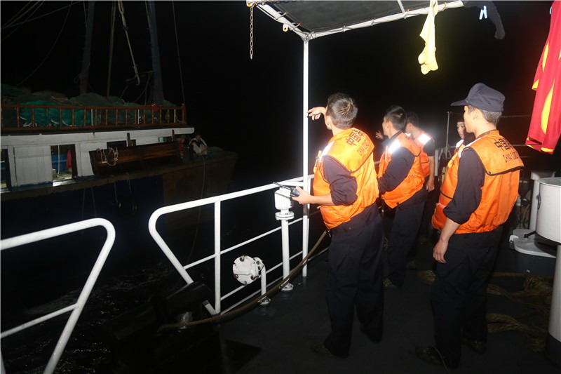 海警三支队紧急出动救助海上受伤渔民
