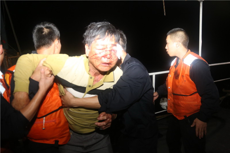 海警三支队紧急出动救助海上受伤渔民