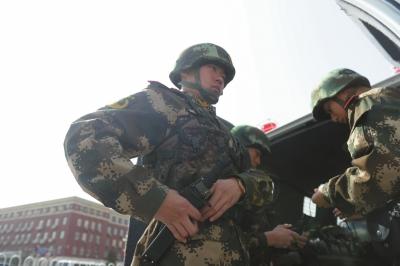 北京执勤武警顶盔掼甲25斤 每天值守13小时(图)
