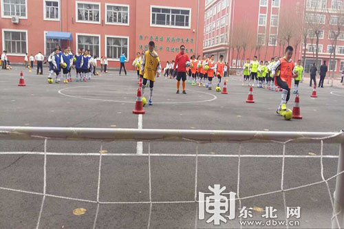 哈尔滨市中小学校园足球活动启动 明年将建300足球项目学校