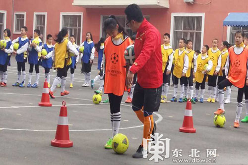 哈尔滨市中小学校园足球活动启动 明年将建300足球项目学校